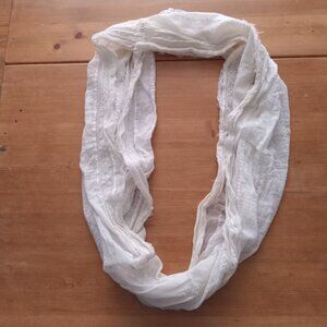 American Eagle off-white infinity scarf in great condition, great for spring